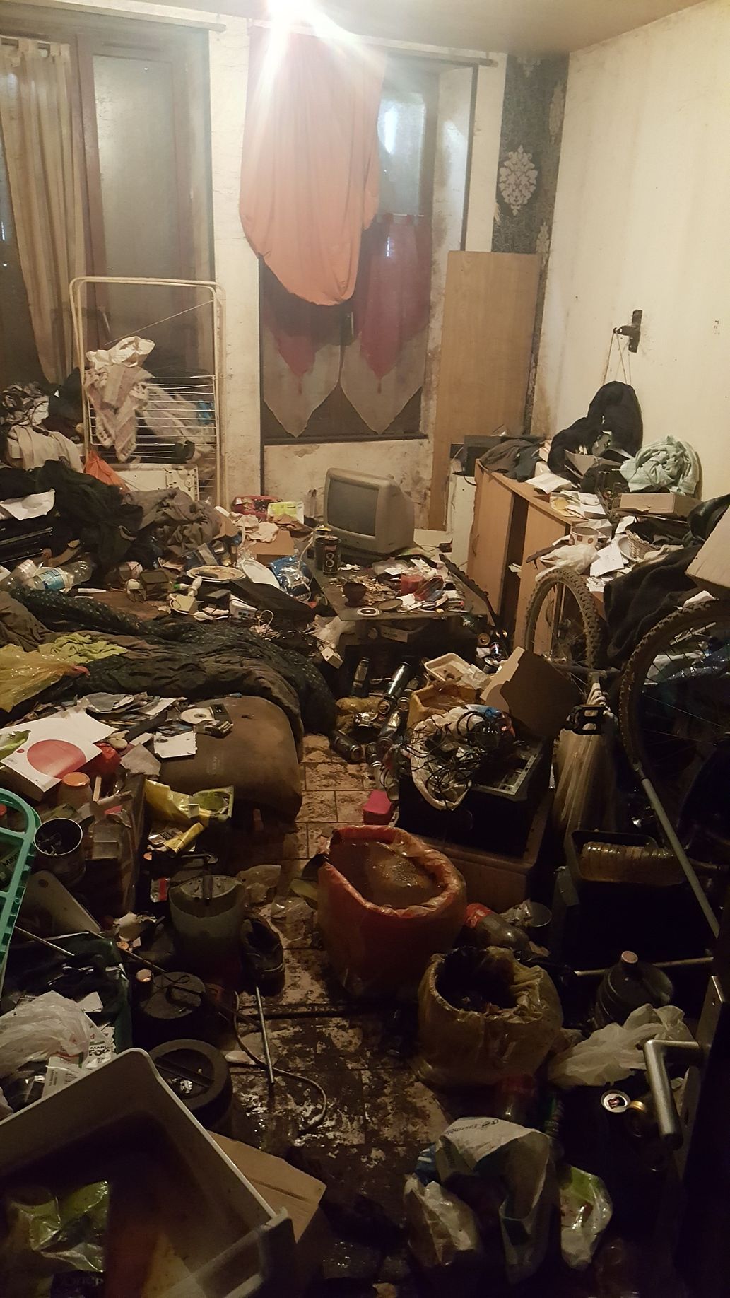 Placard rempli de bazar