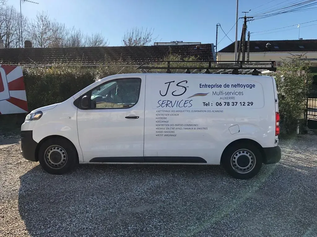 Camion blanc avec logo JS services