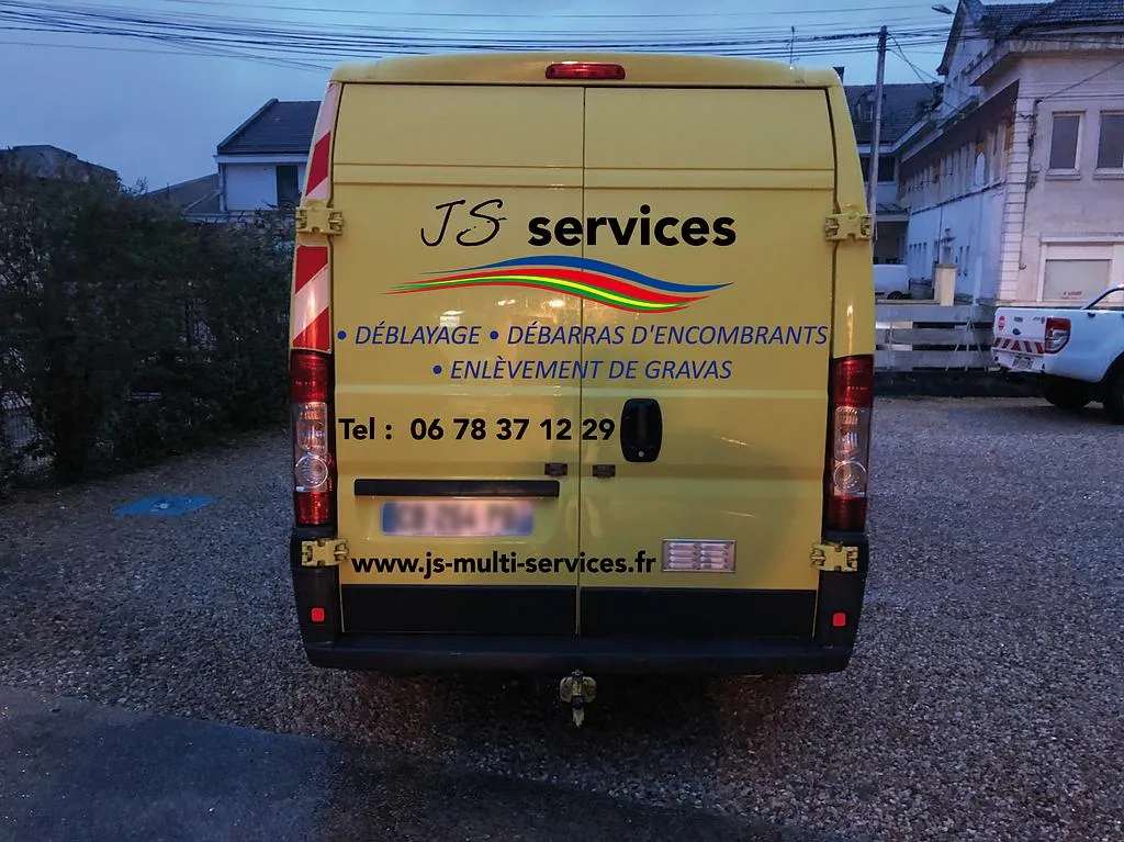 Partie arrière d'un camion jaune