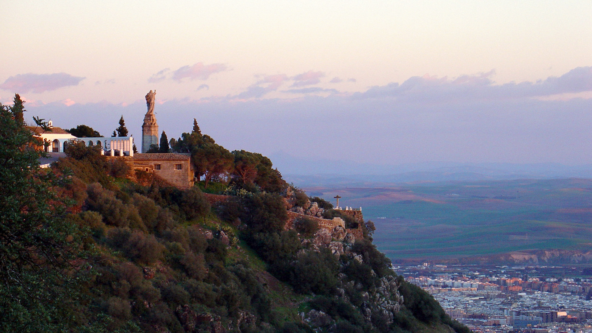 Un edificio muy antiguo con arcos y columnas y un cartel que dice 