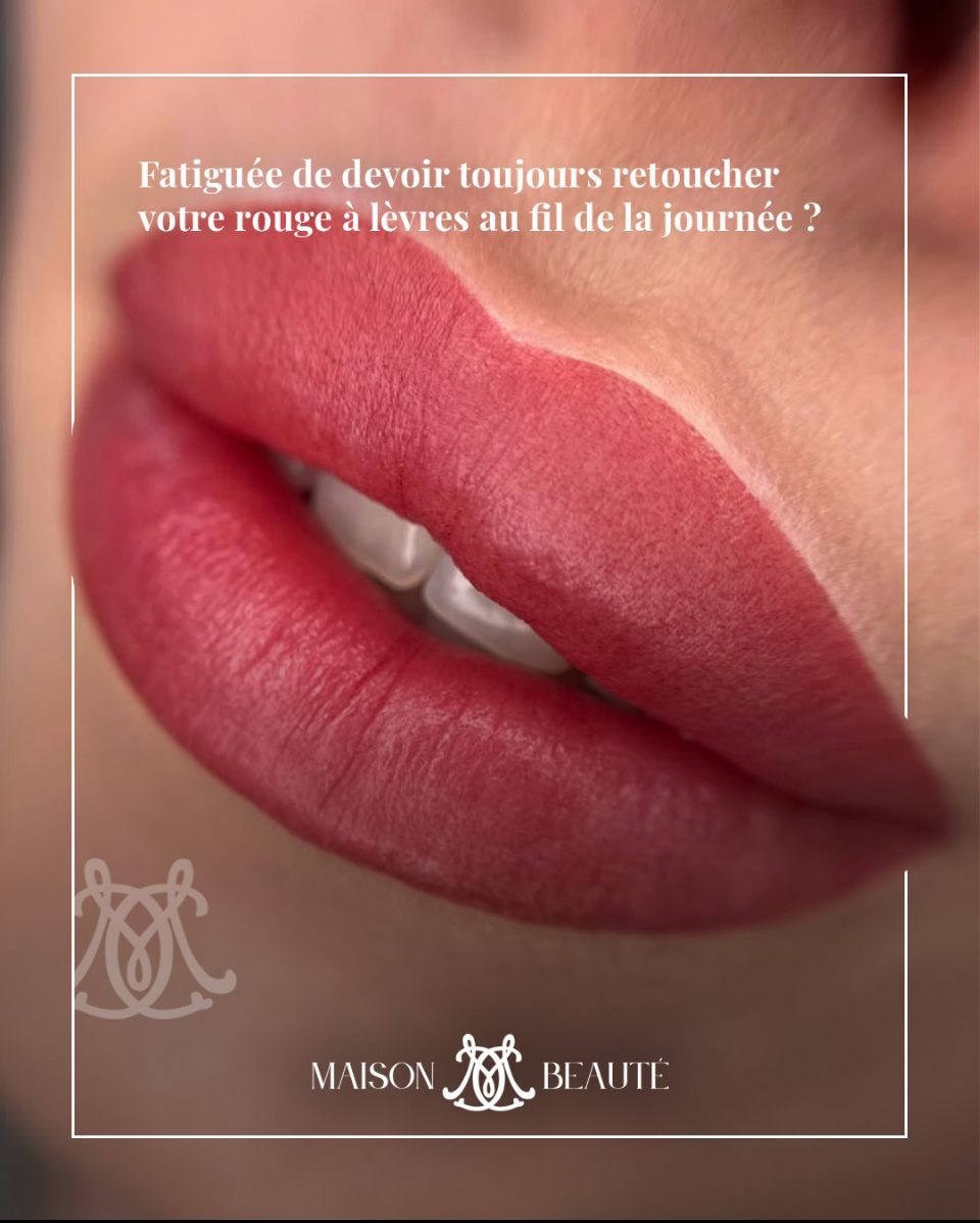 Gros plan sur un maquillage rouge à lèvres. Le texte demande si vous en avez assez de retoucher votre rouge à lèvres. Logo « MAISON BEAUTE » en bas.