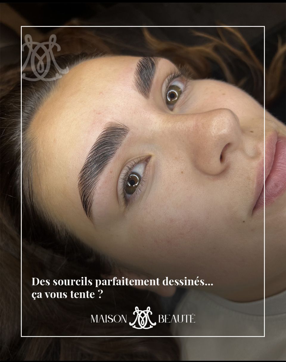 Femme aux sourcils foncés parfaitement dessinés, faisant la publicité de Maison Beauté.