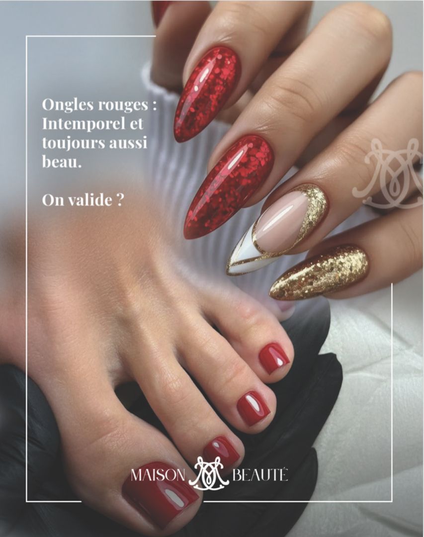 Vernis à ongles sur les mains et les pieds, avec accents pailletés et french manucure.