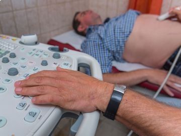 Hausarztpraxis Foitzik – Ultraschall, Patient im Liegen