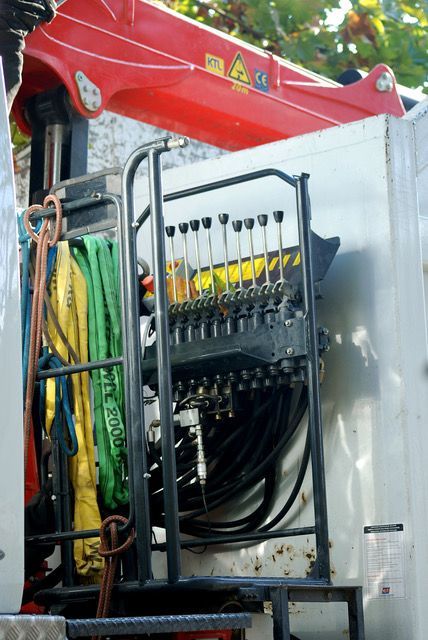 Compartiment de rangement pour équipement de camion de pompiers avec tuyaux, câbles et vannes montées dans un véhicule d'urgence rouge