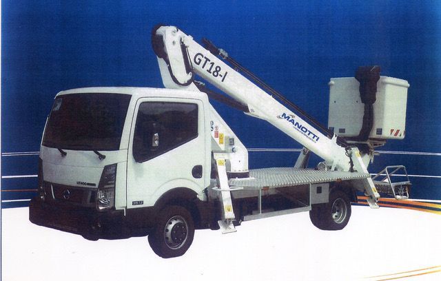 Camion utilitaire blanc avec nacelle élévatrice déployée sur fond bleu