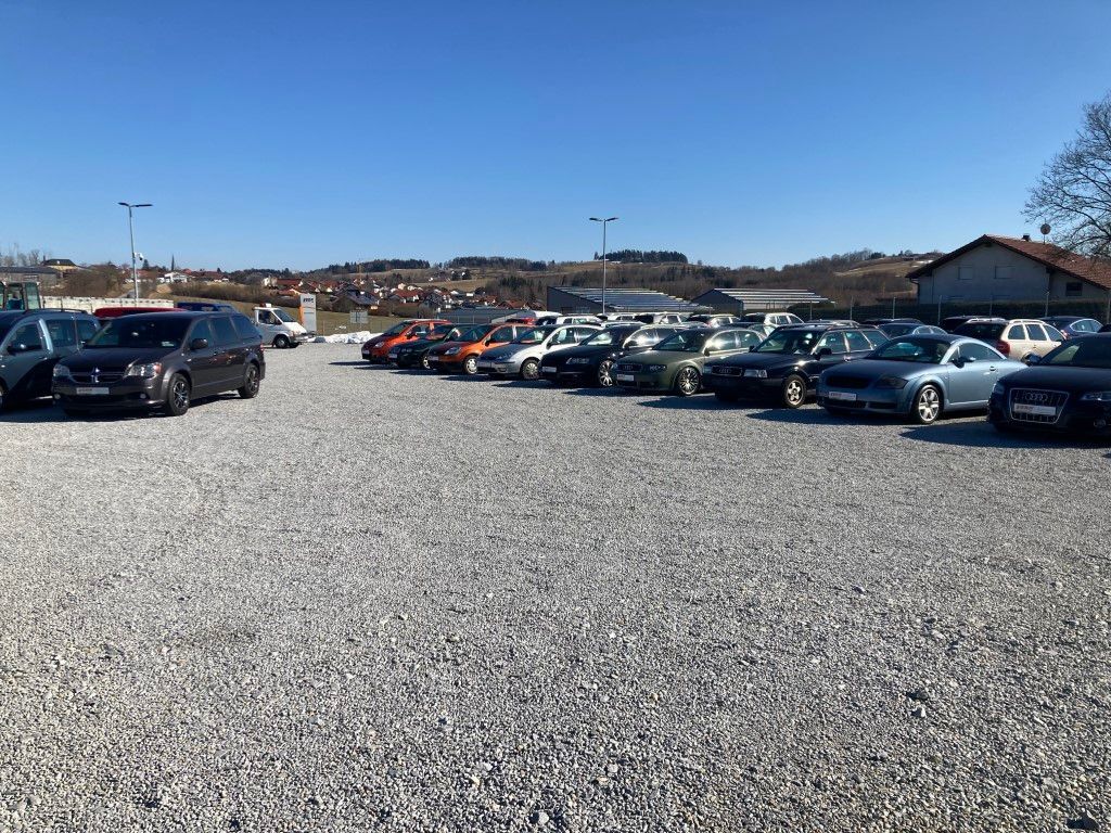 Autos auf dem Gelände der KFZ Kern
