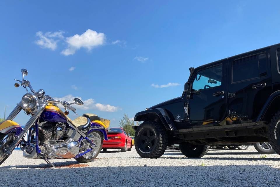 Autos und Motorrad auf dem Gelände der KFZ Kern