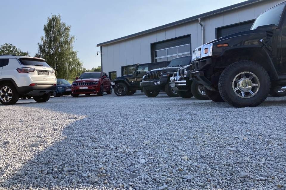 Autos auf dem Gelände der KFZ Kern