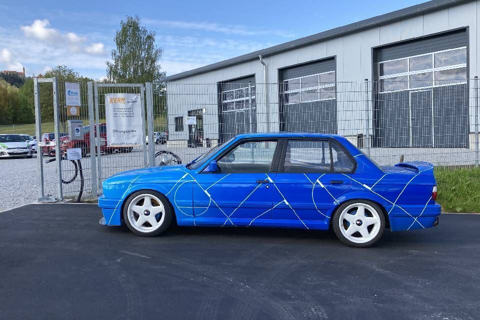 Blaues Auto auf dem Gelände der KFZ Kern