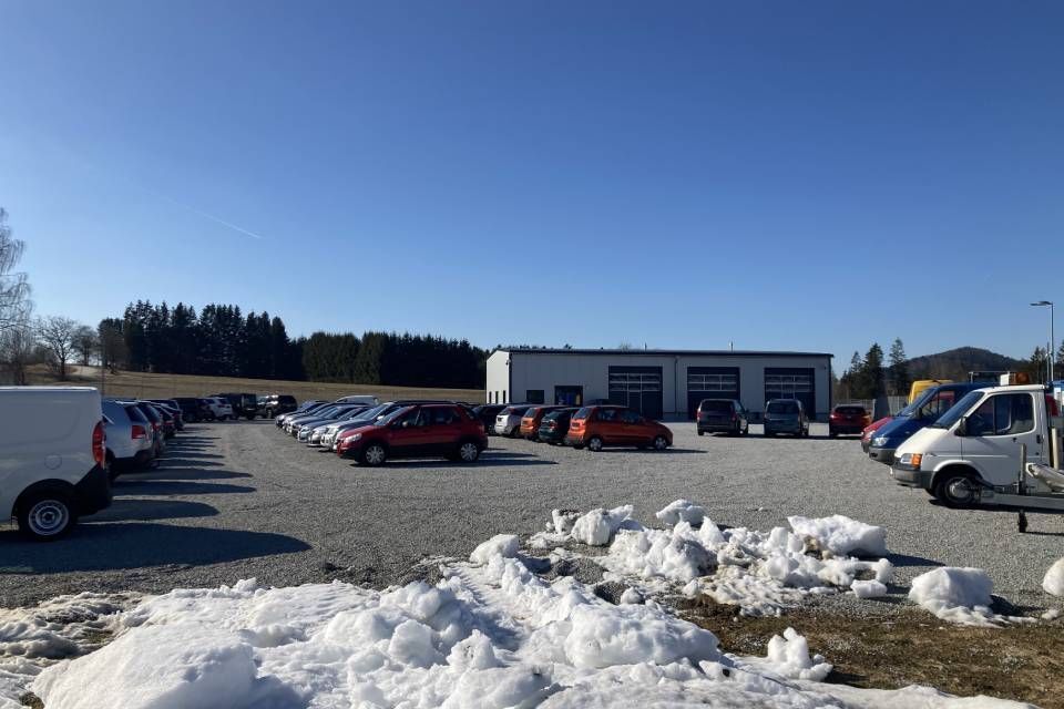 Autos auf dem Gelände der KFZ Kern