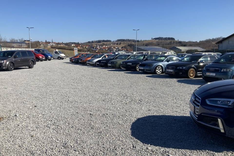 Autos auf dem Gelände der KFZ Kern