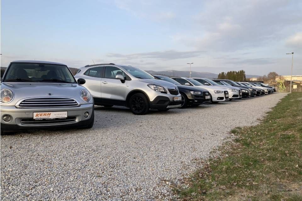 Autos auf dem Gelände der KFZ Kern