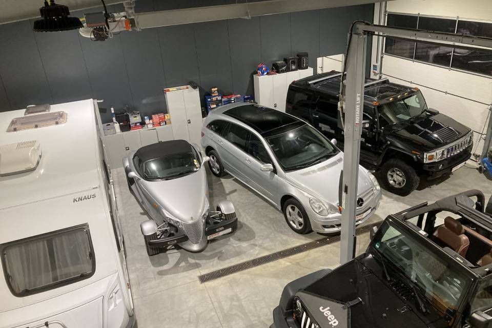 Verkaufshalle mit Autos der KFZ Kern