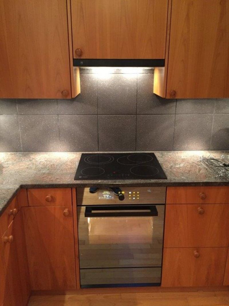 Dunstabzugshaube, Keramikherd und Backofen, Foto der Flurim Haustechnik AG