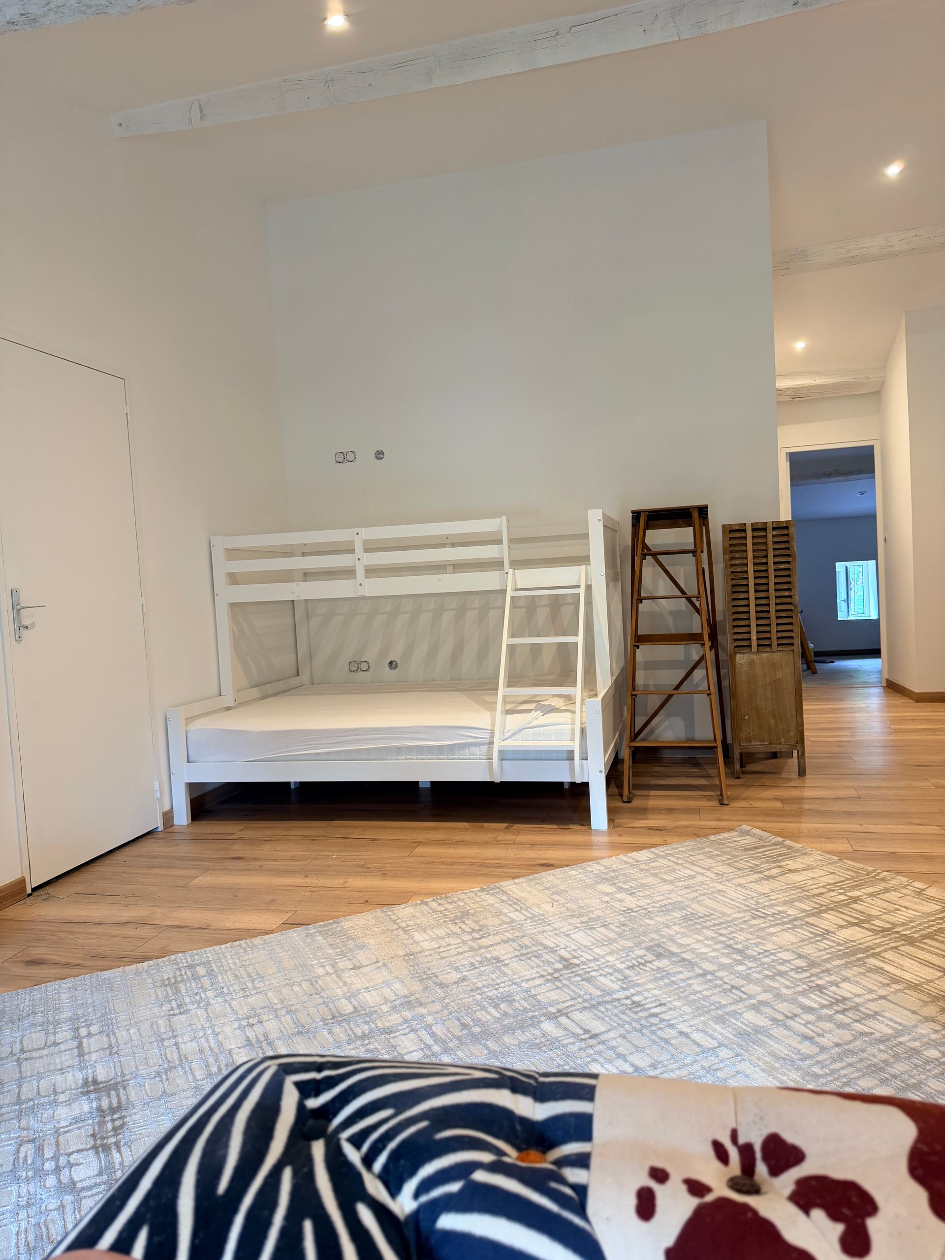 Espace ouvert à l’étage avec lit superposé et second salon