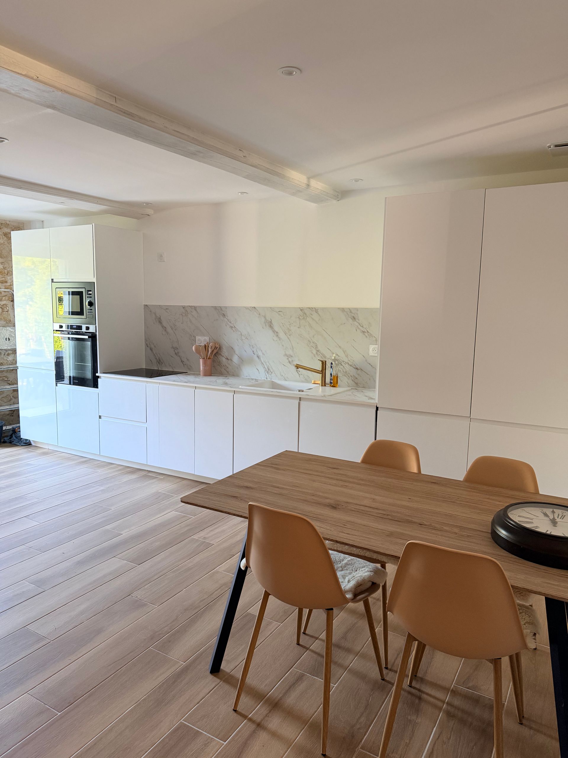 Cuisine équipée et table à manger de la maison de vacances
