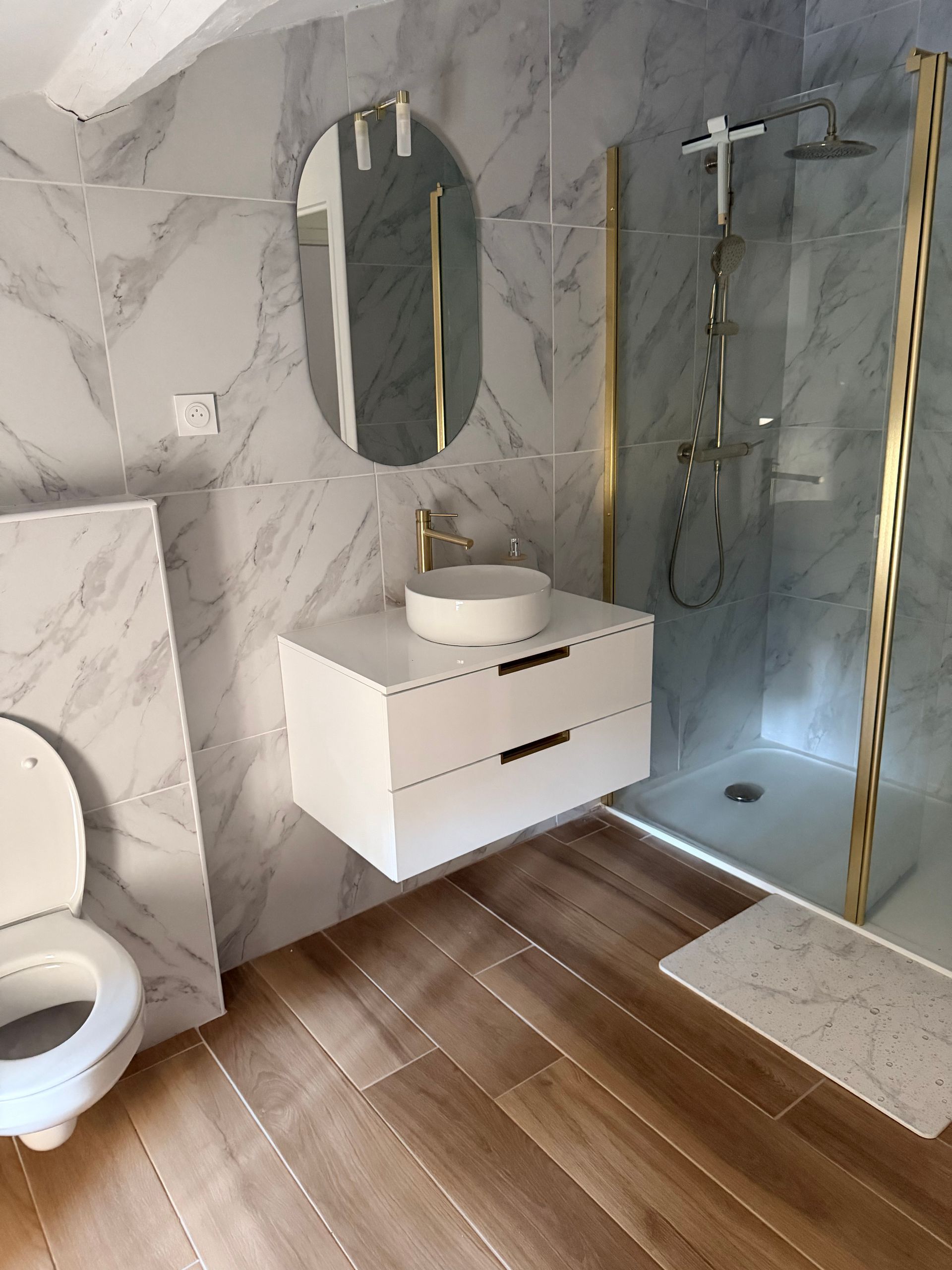 Salle de bains avec vasque, miroir et douche