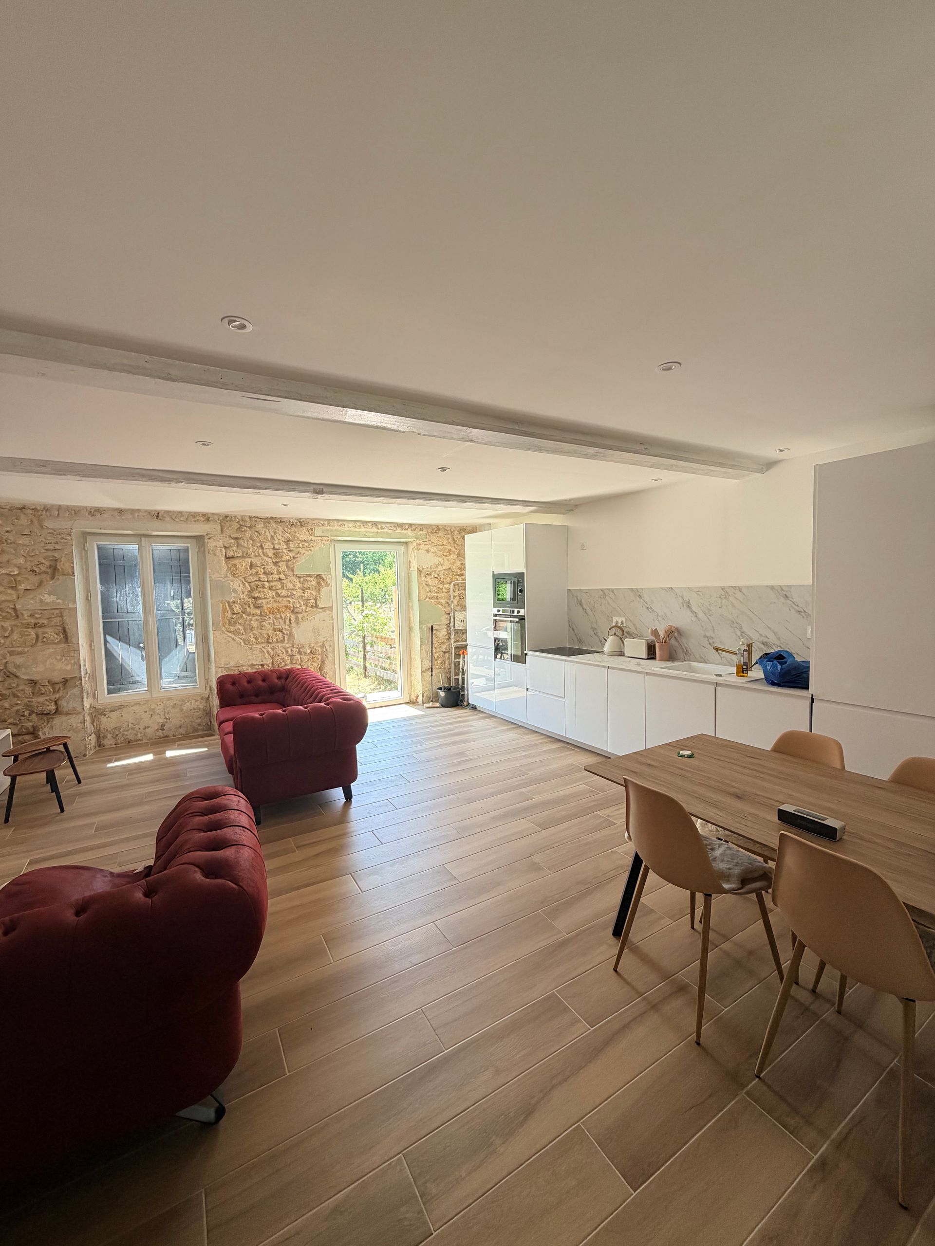 Espace de vie ouvert avec salon, table à manger et cuisine