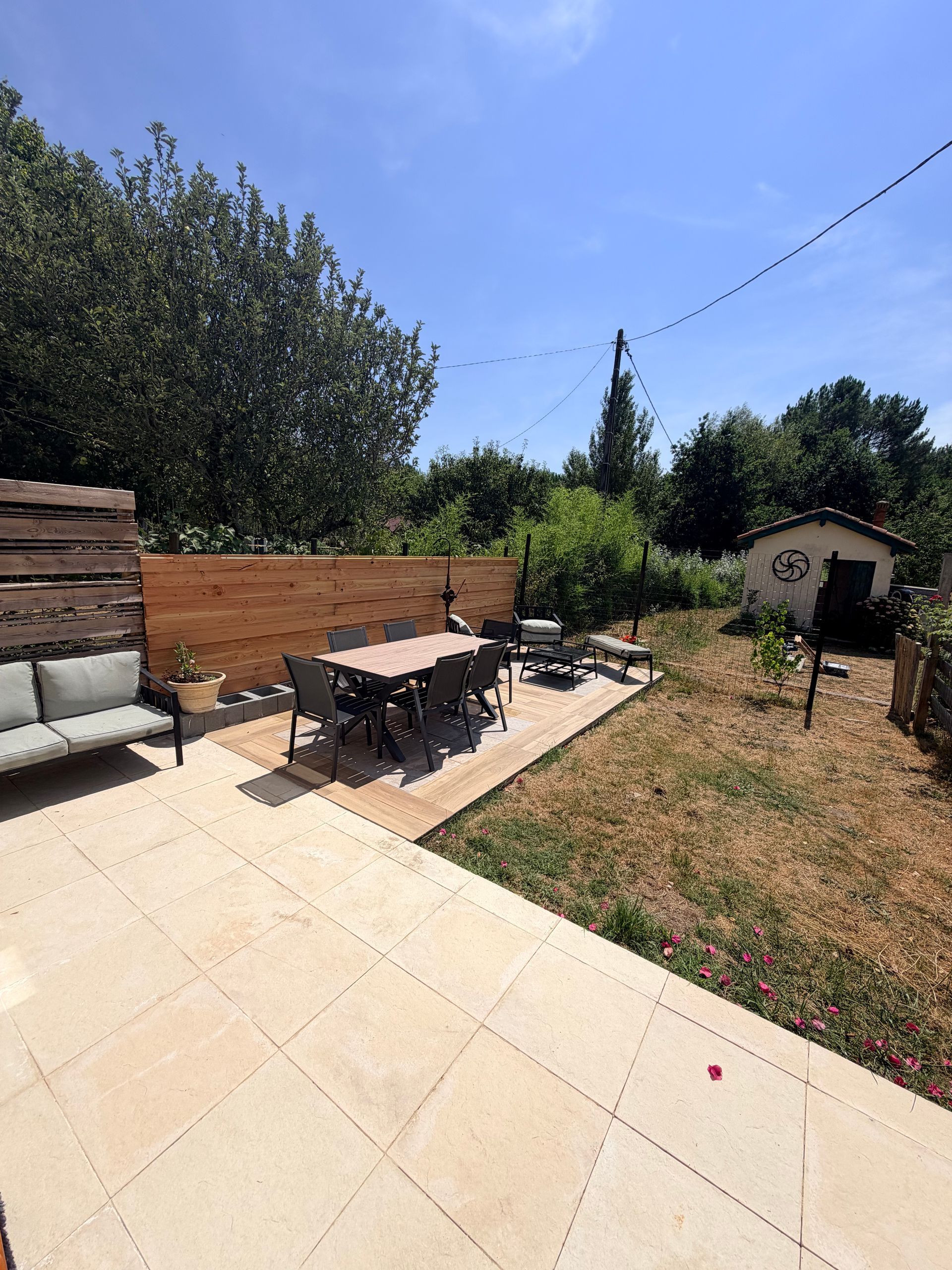 Terrasse avec table et salon de jardin à Vendays-Montalivet