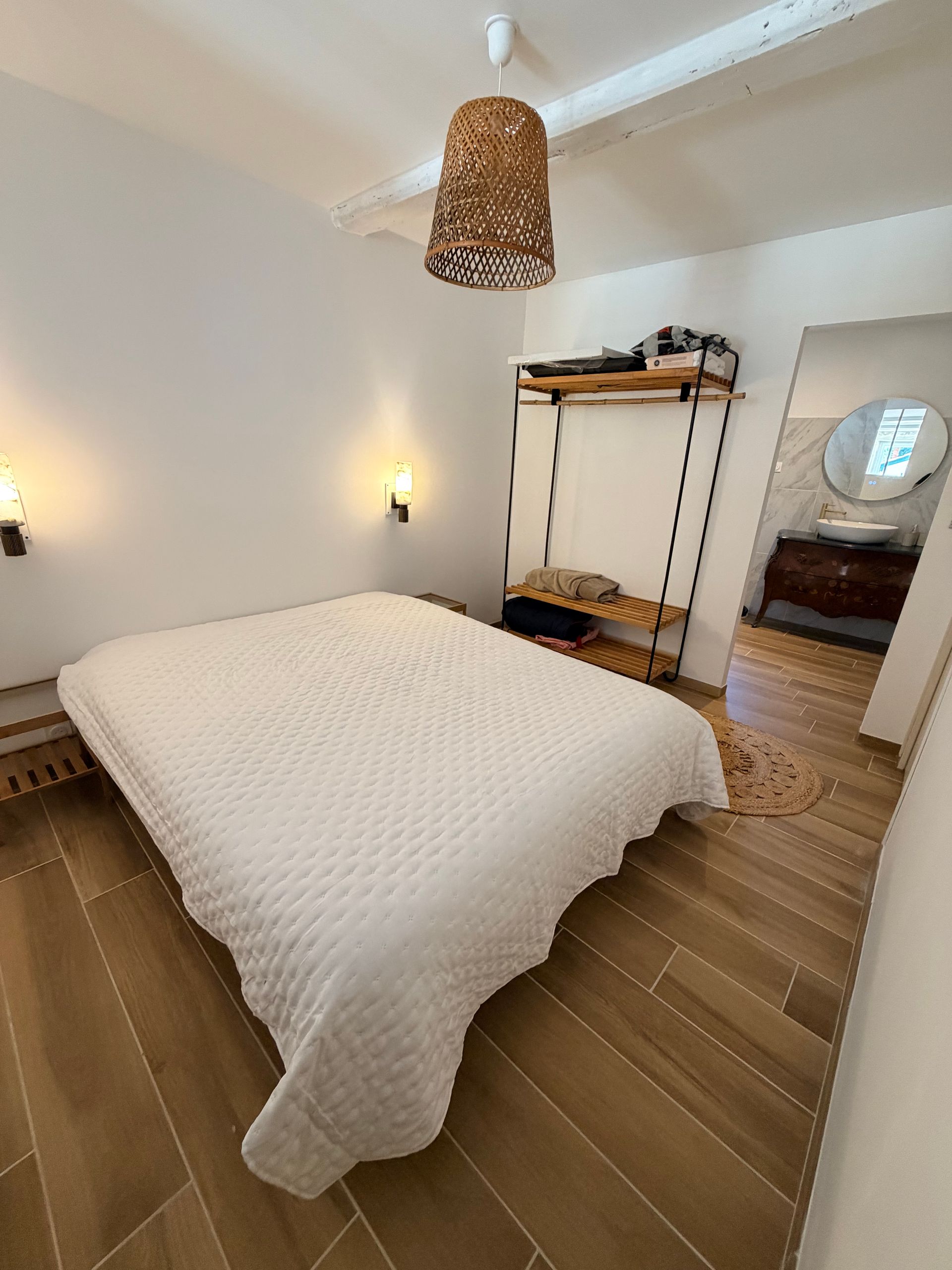 Chambre avec lit double et rangements