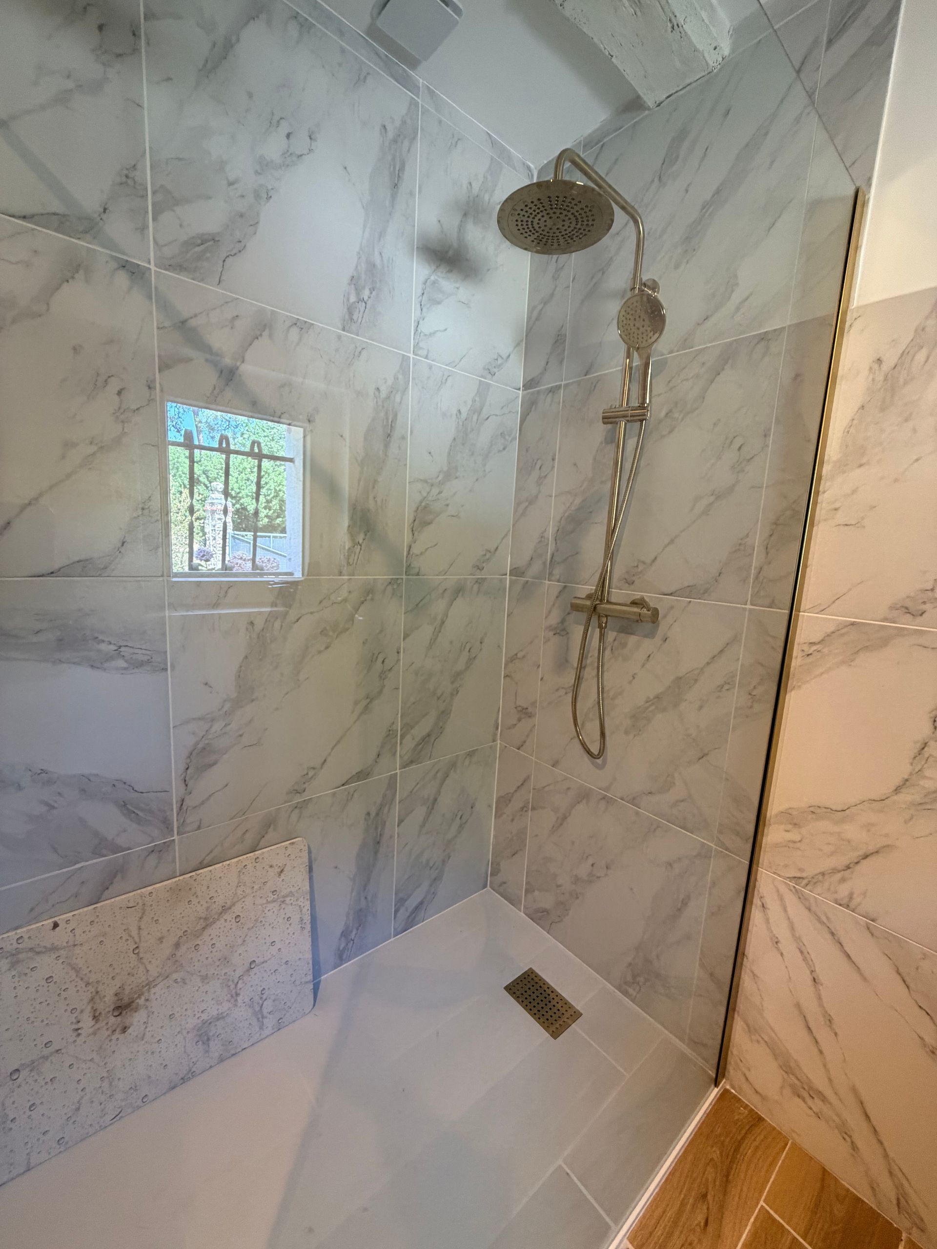 Douche et robinetterie de la salle de bains