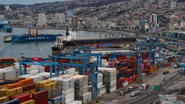 Una vista aérea de un puerto lleno de contenedores de envío.