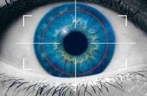 Un primer plano del ojo azul de una persona con un objetivo en él.