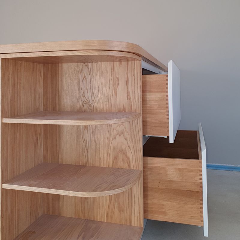 Ein Holzregal mit einer offenen Schublade