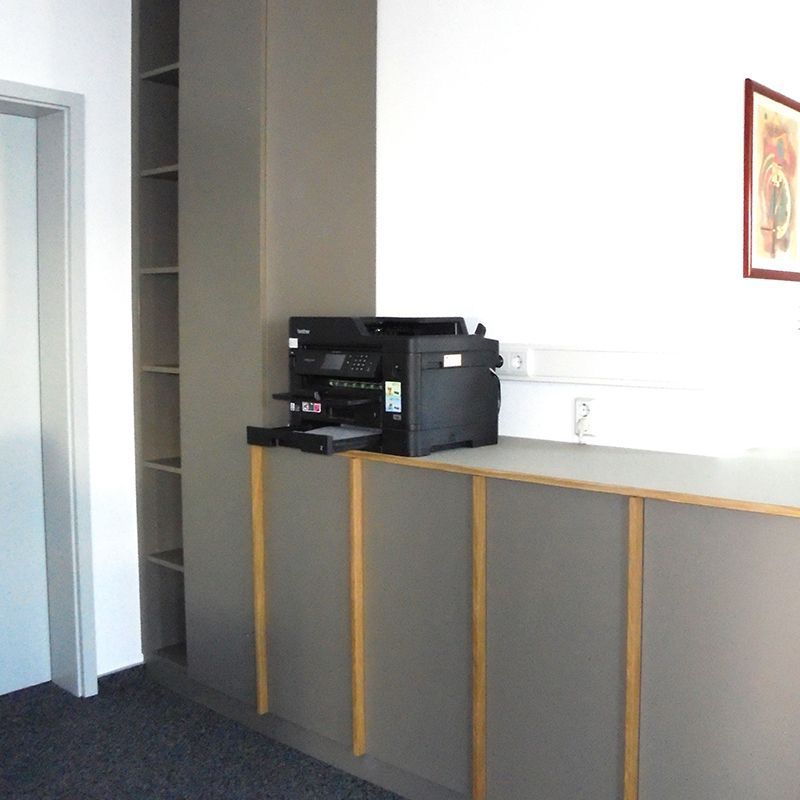 Ein schwarzer Drucker steht auf einer Theke in einem Raum