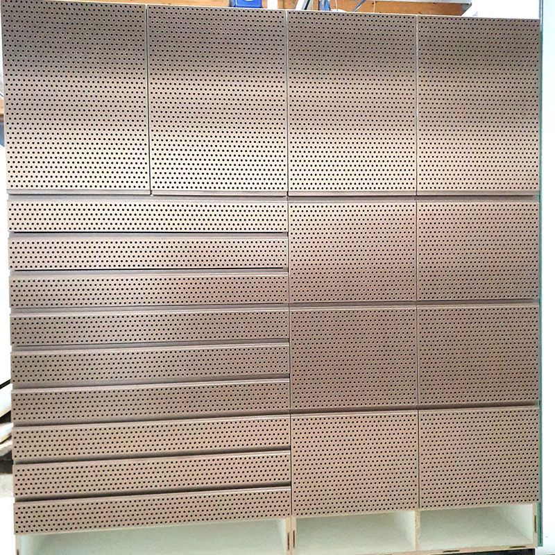 Ein großer Holzschrank mit vielen Schubladen und Regalen.