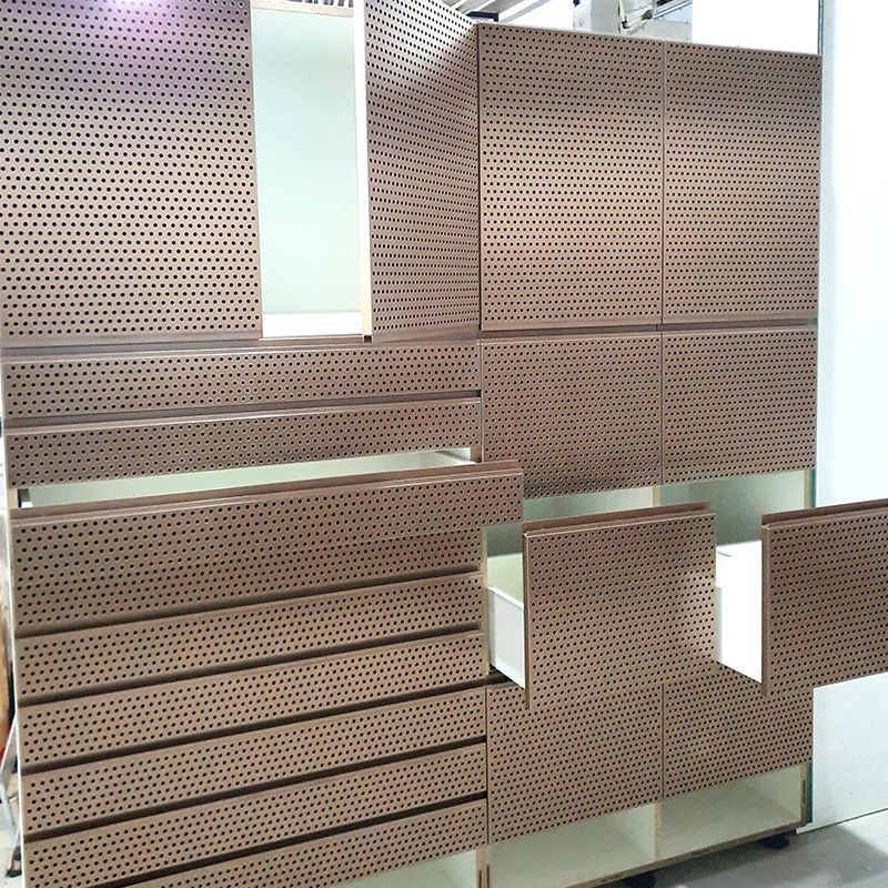 Ein Raum mit vielen Schubladen und einer Wand mit Löchern darin