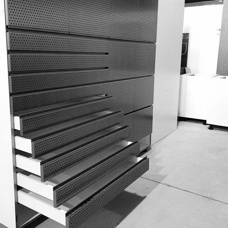 Ein Schwarzweißfoto einer Schubladenreihe