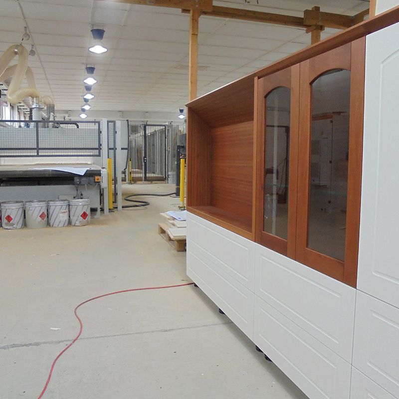 Ein Raum mit vielen Schränken und Farbeimern