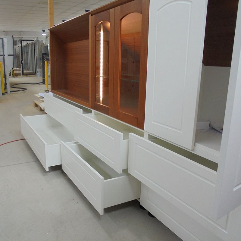 Ein Raum mit vielen Schubladen und Schränken