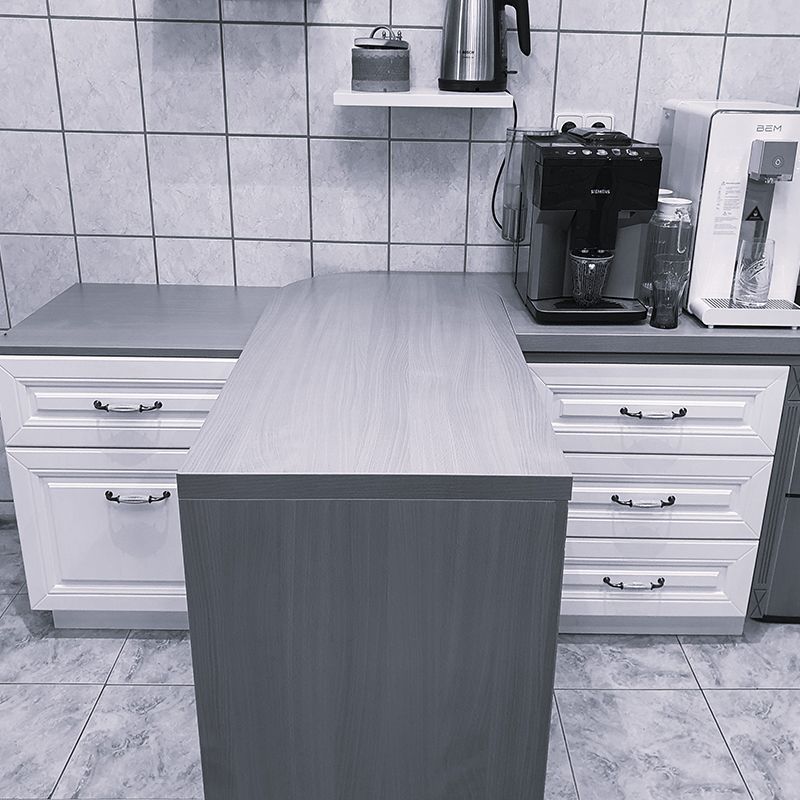 Eine Küche mit weißen Schränken und einer Kaffeemaschine