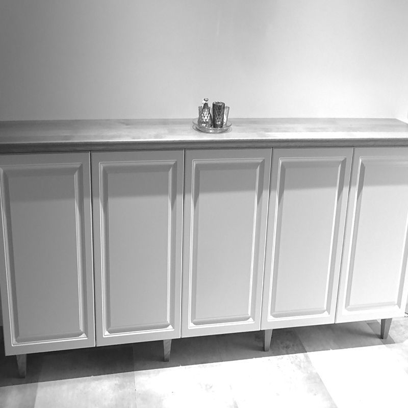 Ein Schwarzweißfoto eines weißen Schranks mit einer Marmorarbeitsplatte.