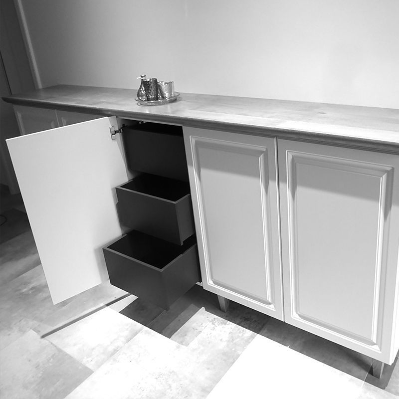 Ein Schwarzweißfoto eines Schranks mit geöffneten Schubladen