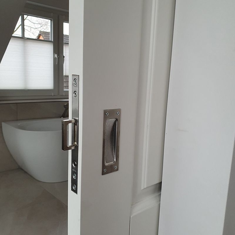 Die Tür führt zu einem Badezimmer mit Badewanne und Fenster.