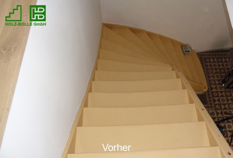 Ein Bild einer Holztreppe mit dem Wort „Vorher“ darauf.