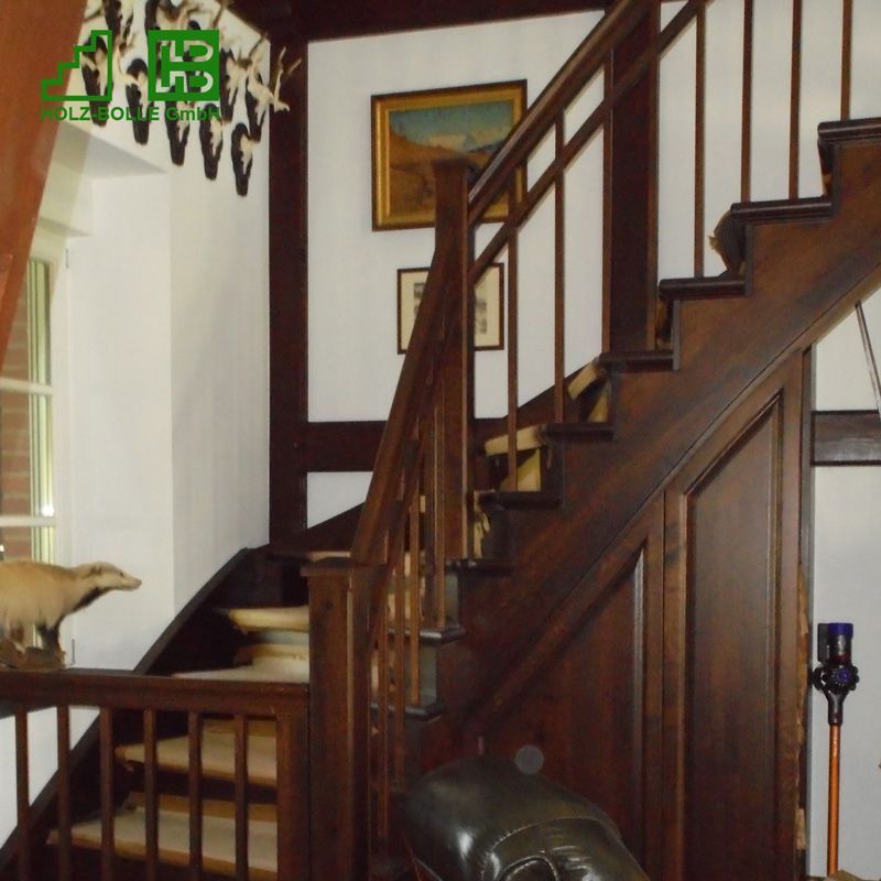 Eine Holztreppe mit einer Widderstatue davor