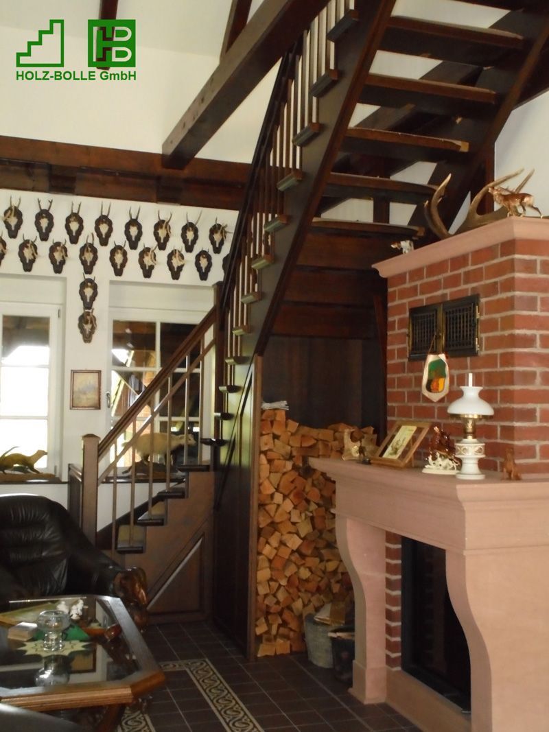 Ein Wohnzimmer mit Treppe zum zweiten Stock