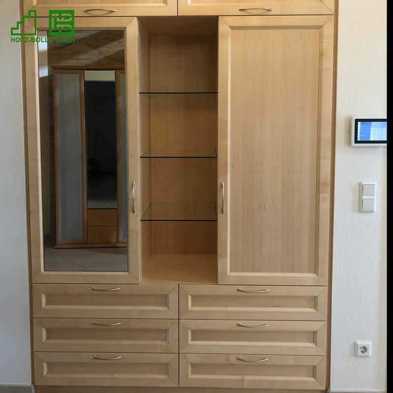 Ein großer Holzschrank mit Schubladen und einem Spiegel