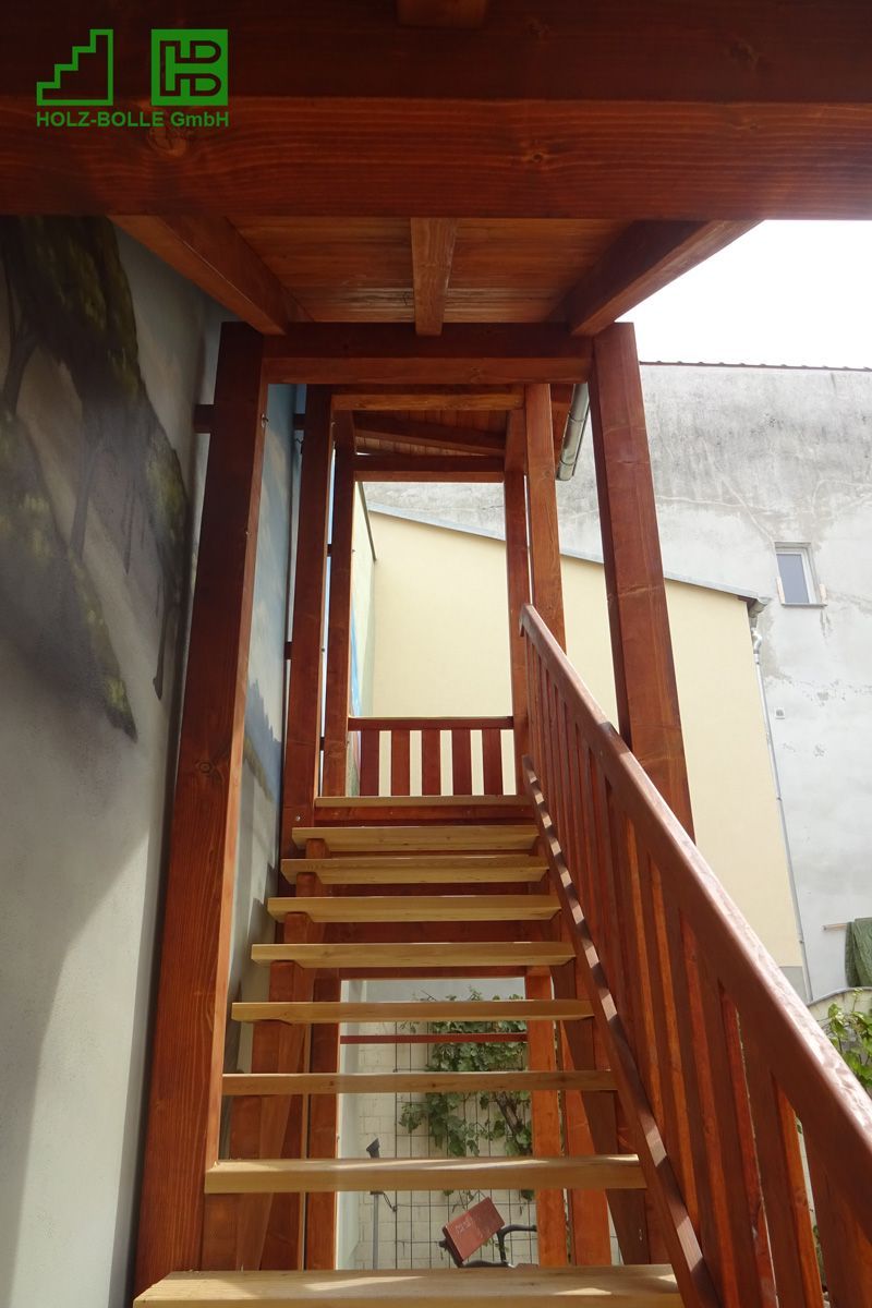 Eine Reihe von Holztreppen, die zu einem Gebäude hinaufführen