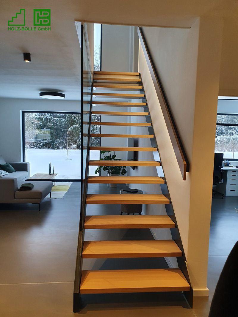 Eine Holztreppe, die in den zweiten Stock eines Hauses führt