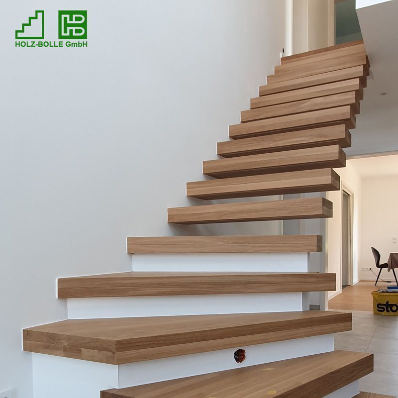 Eine Holztreppe mit einem grünen Logo mit der Aufschrift „Holz Bolle GmbH“