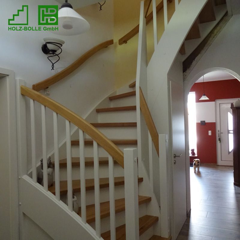 Eine weiße Treppe mit Holzstufen und einem Schild mit der Aufschrift „Holz Bolle GmbH“