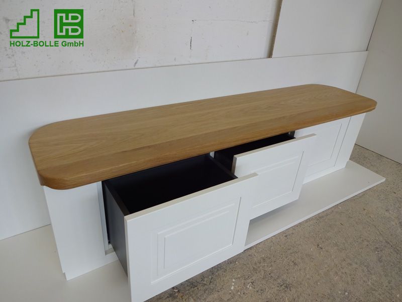 Ein weißer Schrank mit Holzplatte und Schubladen sagt holz-bolle gmbh