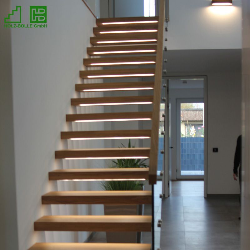 Eine Treppe mit dem Buchstaben h an der Unterseite