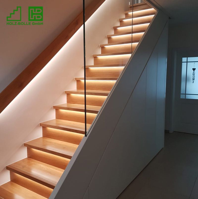 Eine Holztreppe mit Lichtern auf den Stufen